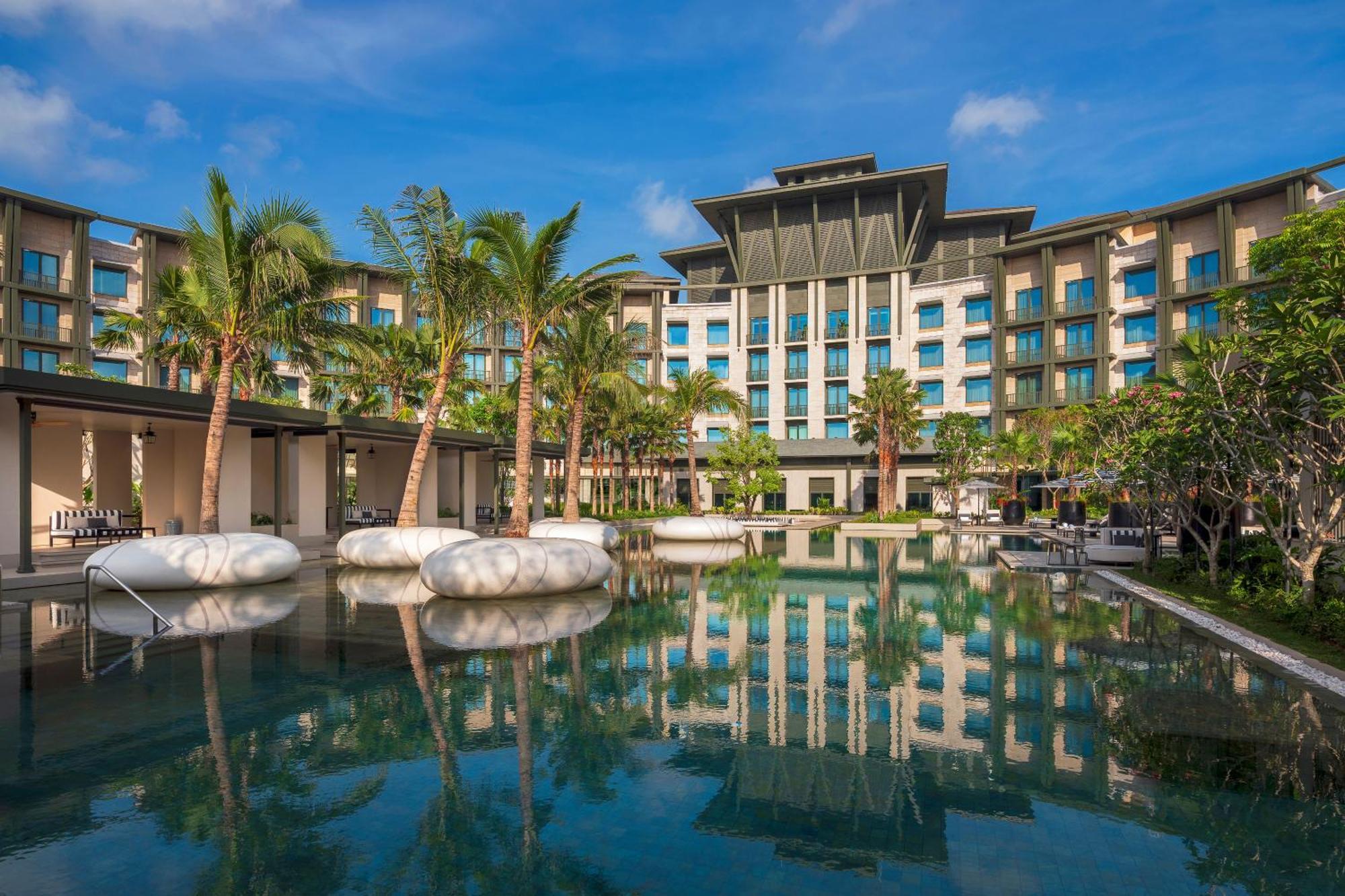 Premier King Suite Pool View